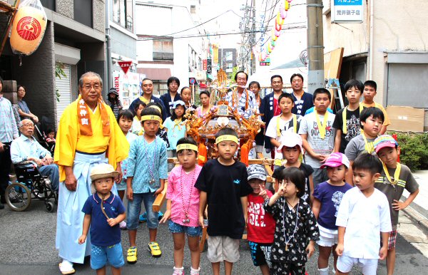 子供神輿の担ぎ手一同'' 子供神輿の担ぎ手一同''