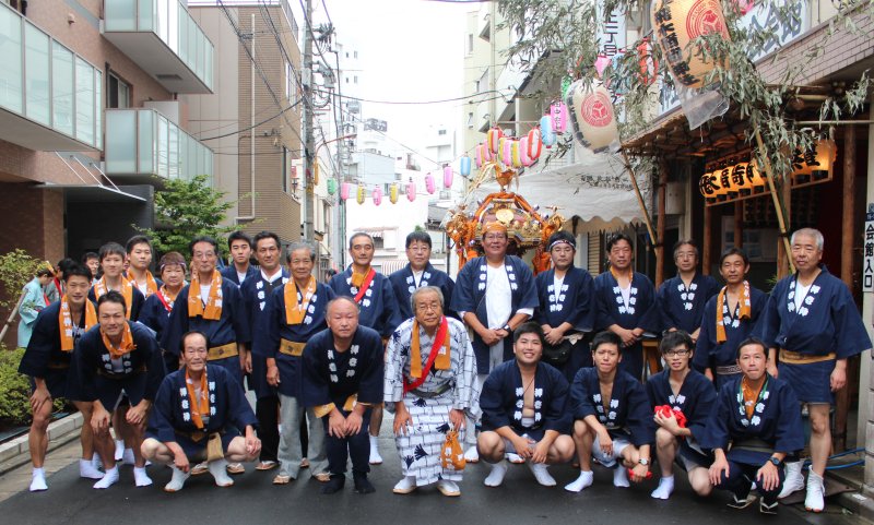 大人神輿の担ぎ手一同'' 大人神輿の担ぎ手一同''
