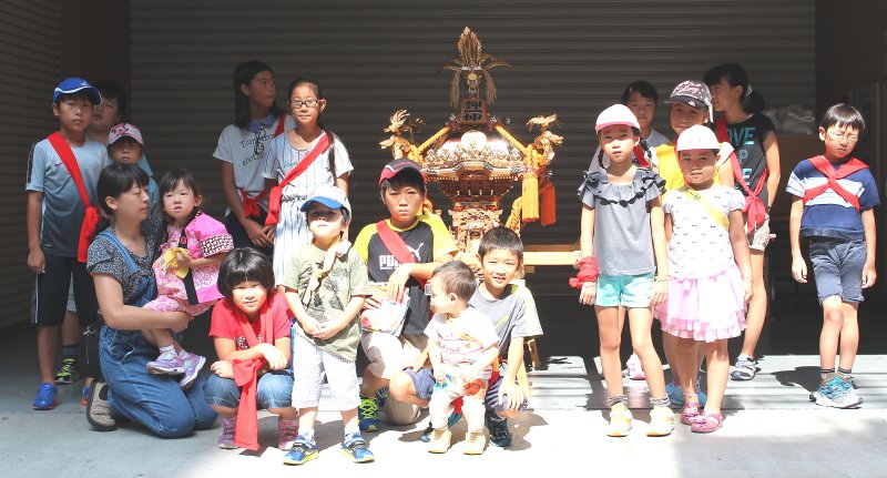 子供神輿の担ぎ手一同'' 子供神輿の担ぎ手一同''