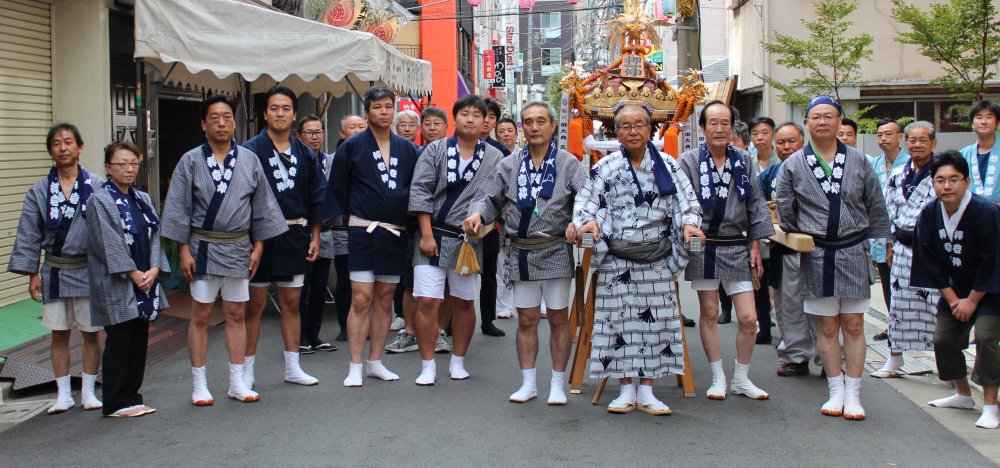 大人神輿の役員と担ぎ手の方々'' 大人神輿の役員と担ぎ手の方々''