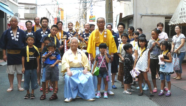子供神輿の担ぎ手一同'' 子供神輿の担ぎ手一同''