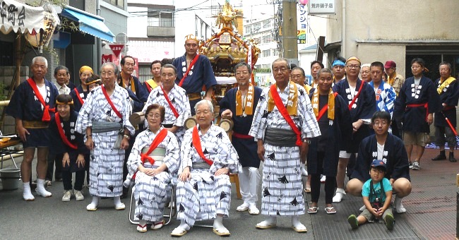 大人神輿の担ぎ手一同'' 大人神輿の担ぎ手一同''