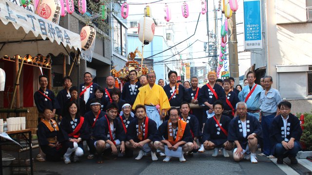 大人神輿の役員と担ぎ手の方々'' 大人神輿の役員と担ぎ手の方々''