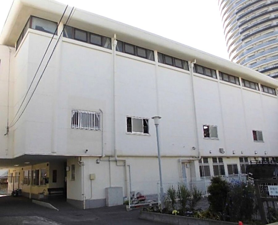 現在の興望館本館・右奥のビルは曳舟駅前「イーストコア」'' 現在の興望館本館・右奥のビルは曳舟駅前「イーストコア」''