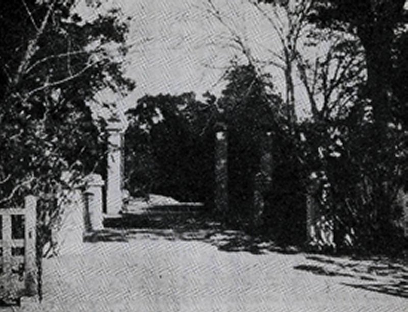1930(昭和5)年の水戸徳川家本邸正門'' 1930(昭和5)年の水戸徳川家本邸正門''