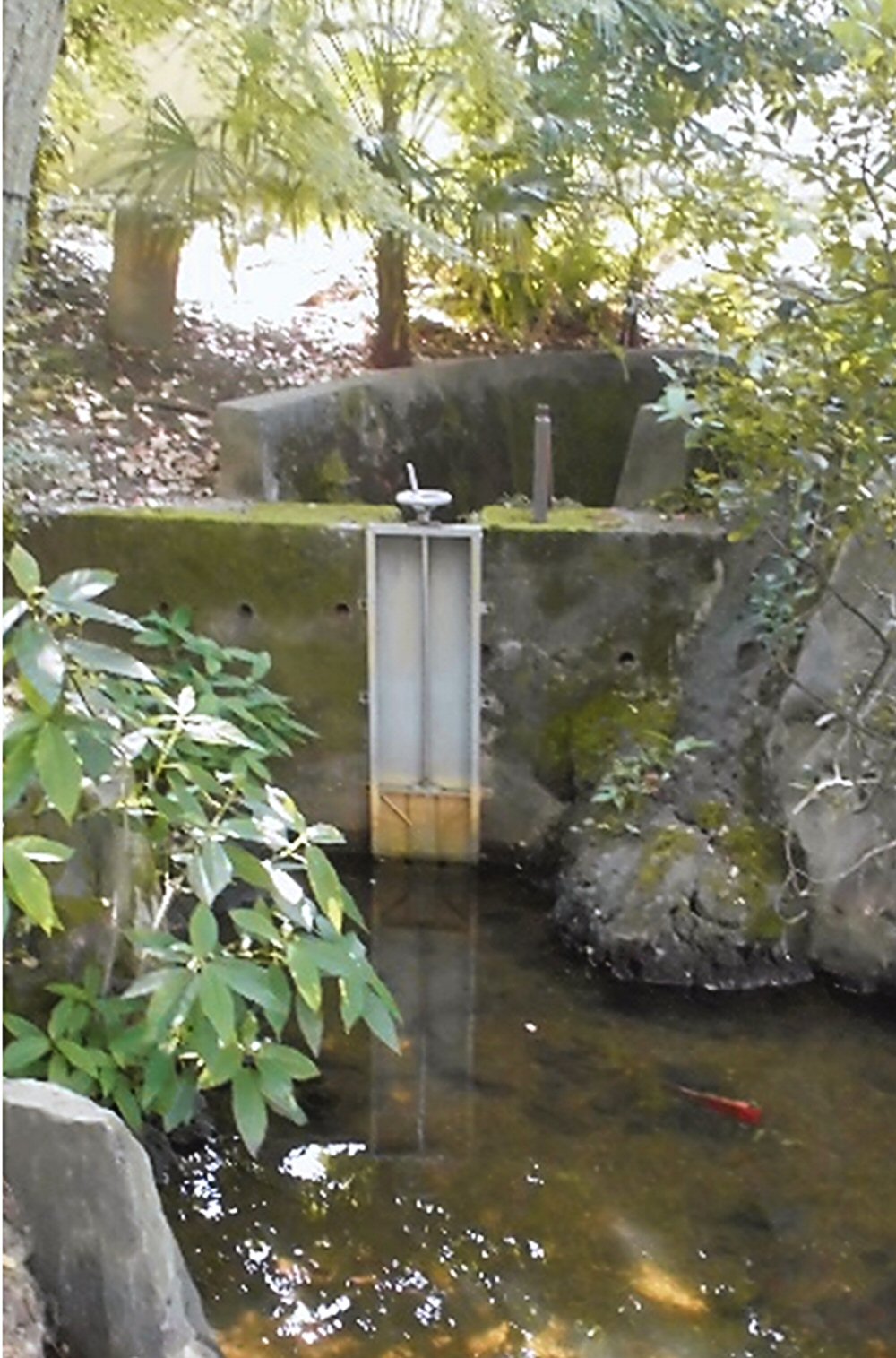 CENTER:<strong> 潮入り池の水門跡 </strong> CENTER:<strong> 潮入り池の水門跡 </strong>