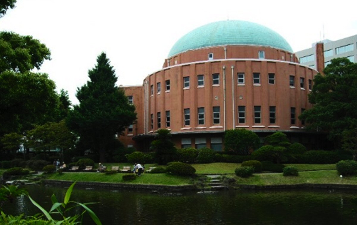CENTER:<strong> 園内の両国公会堂 2012年7月撮影</strong> CENTER:<strong> 園内の両国公会堂 2012年7月撮影</strong>